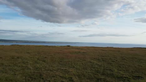 Drone-Disparó-Sobre-El-Campo-Irlandés-Cerca-De-Los-Acantilados-De-Moher