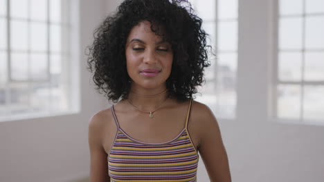 Retrato-Independiente-De-Una-Mujer-De-Raza-Mixta-De-Una-Linda-Chica-Hispana-Que-Parece-Seria-Y-Confiada-En-La-Cámara-Peinado-Afro-En-El-Fondo-De-Las-Ventanas-Del-Apartamento