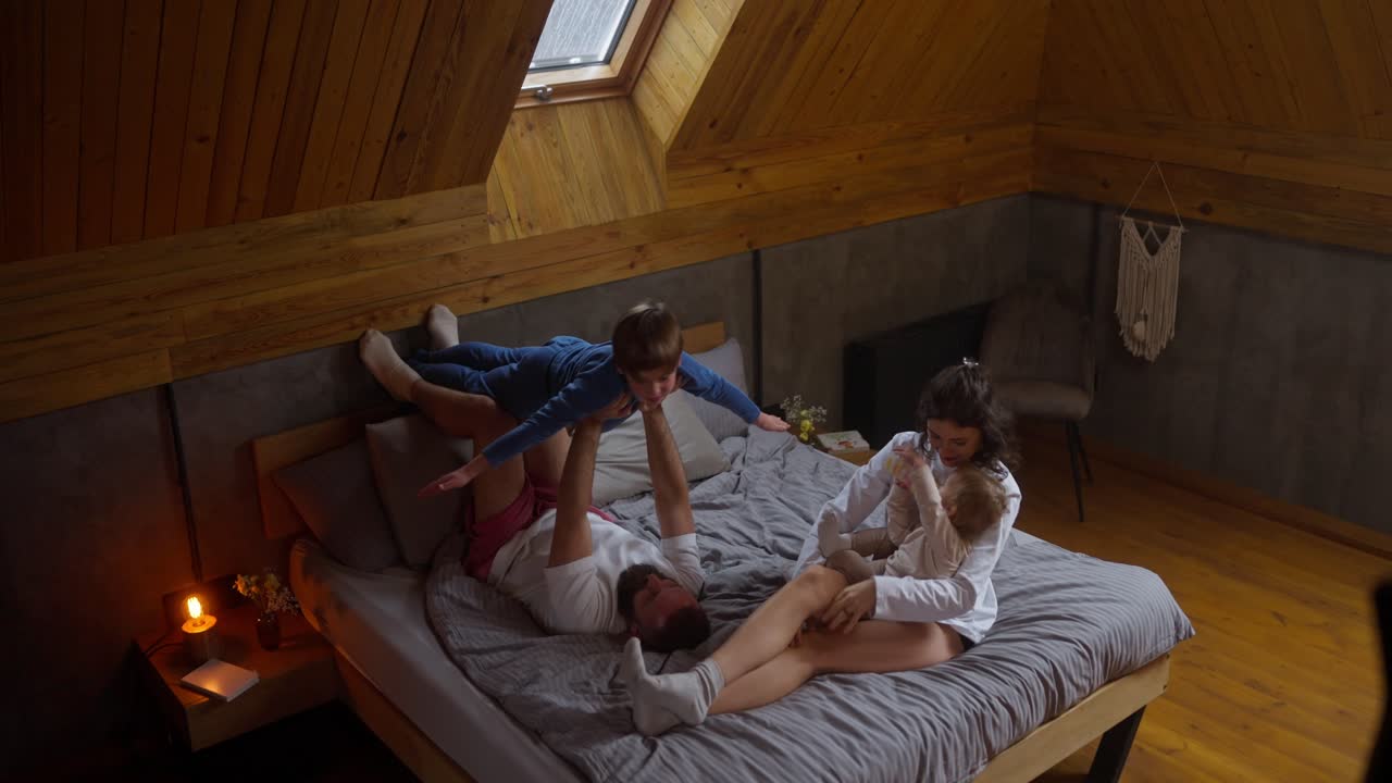 침실에서 가족 즐거움