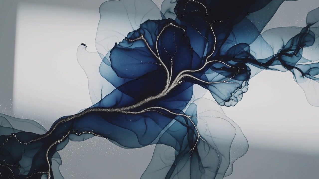 Sanat kağıdının sol üst köşesindeki bir halka tarafından başlatılan yayılan indigo sıvı, altınla katmanlı yapraklar oluşturuyor