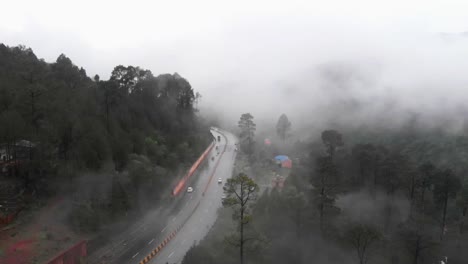 Vista-Aérea-De-La-Autopista-Muree-A-Través-De-Una-Densa-Niebla