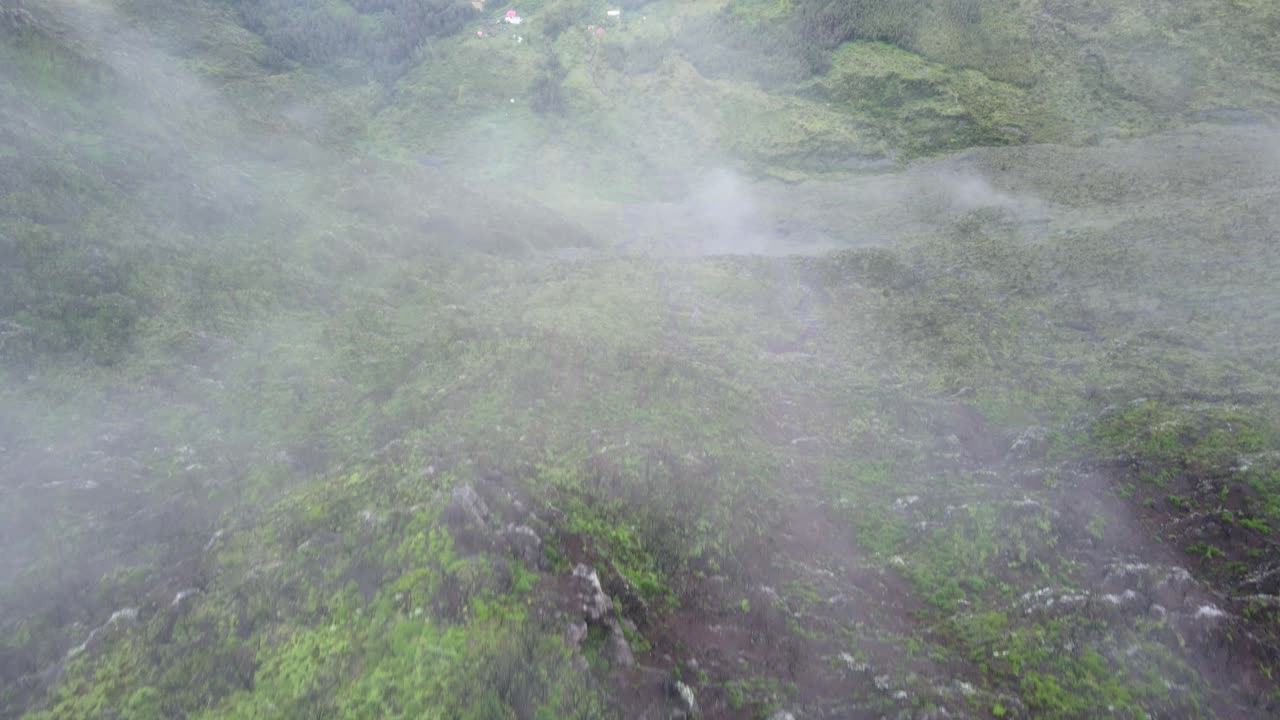 두 사람이 벨베데레에 서 있는 라 레위니옹 섬의 마파테 서커스의 탑다운 드론 영상