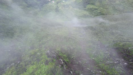 imágenes de drones de arriba hacia abajo del circo de mafate en la isla de la reunión con dos personas de pie en un mirador