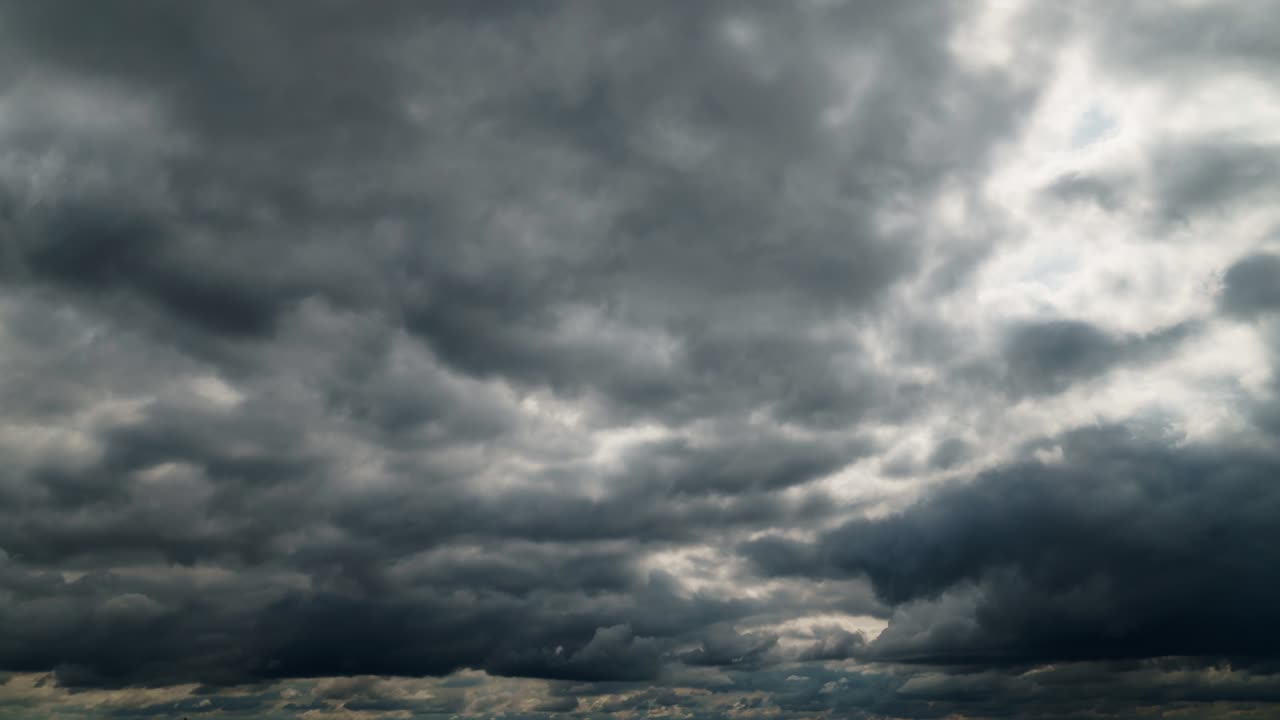 hermoso cielo oscuro dramático con nubes tormentosas el tiempo transcurre antes de la lluvia