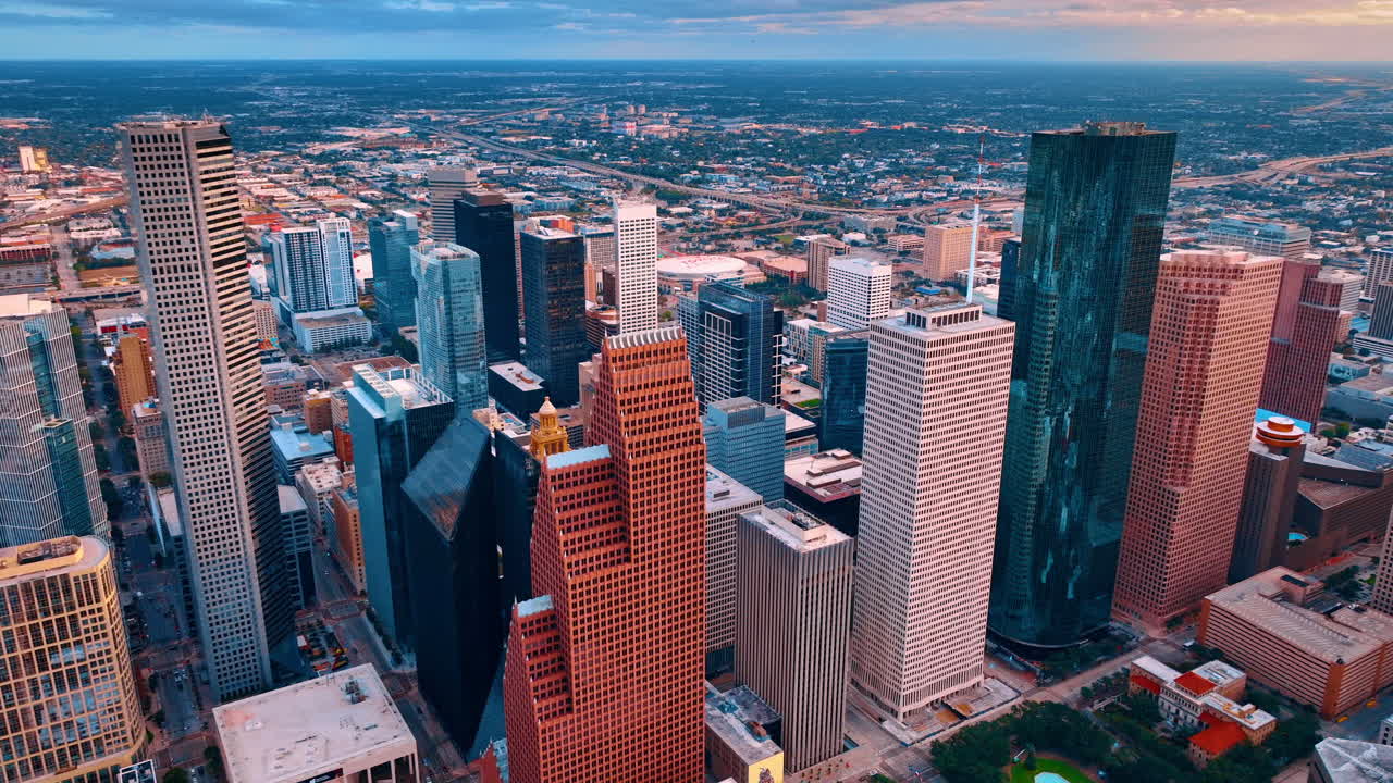 Houston, EE. UU., 24 de noviembre de 2025: Rascacielos de Houston e infraestructura vial. Vista aérea de gran angular que muestra una densa arquitectura de rascacielos e intersecciones de autopistas lejanas en el centro de Houston.