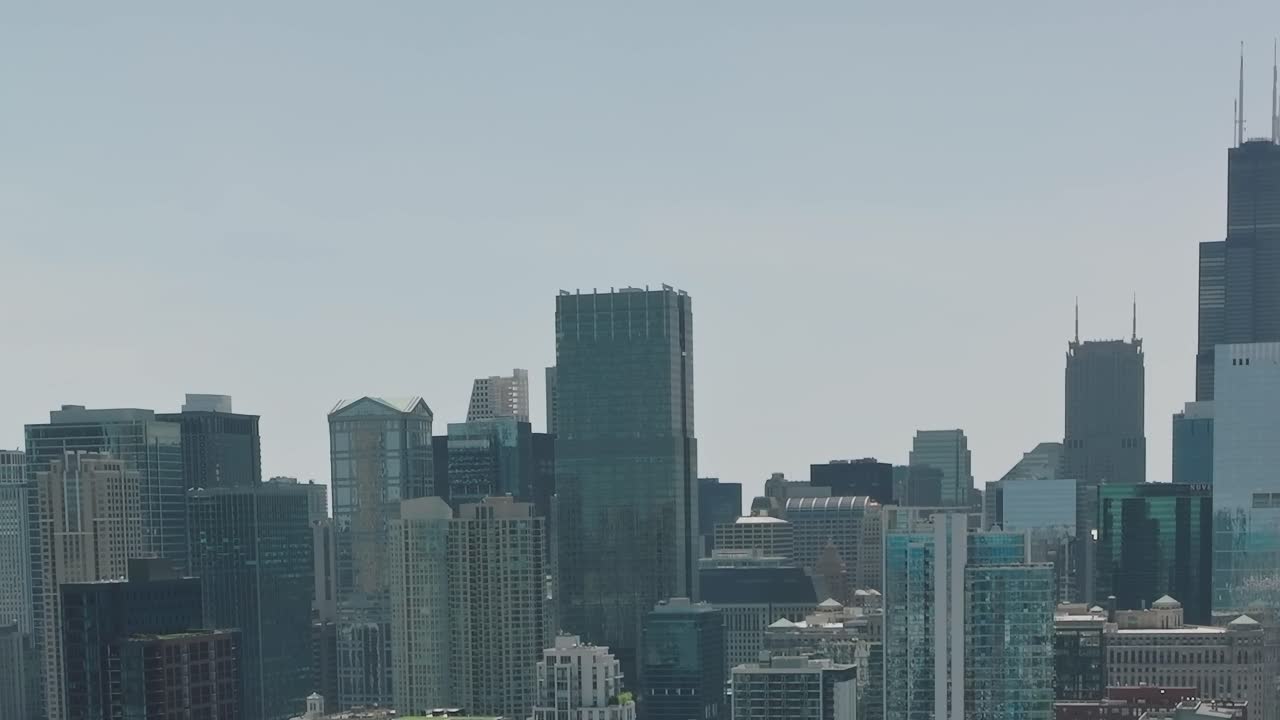 Vista do horizonte de Chicago sob céu azul claro capturada de cima