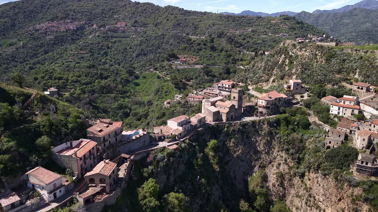 Luftaufnahme von historischen Berghäusern nahe Burg Pentefur, Savoca Sizilien.