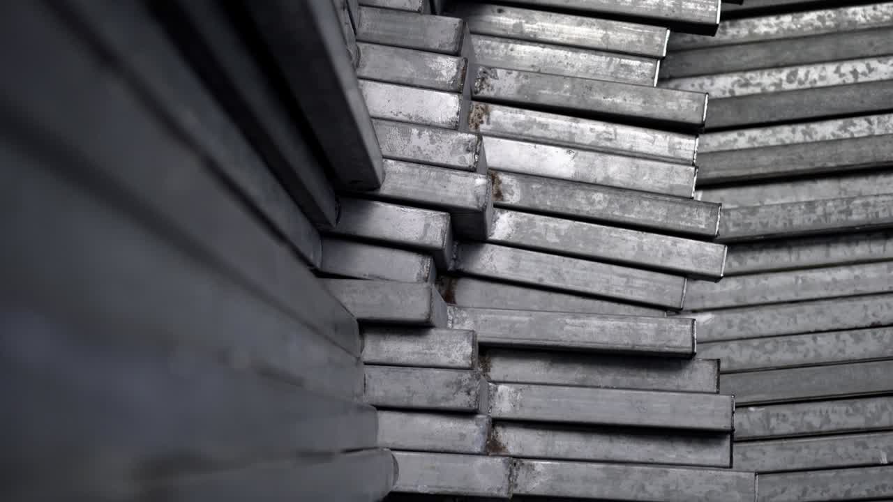 los materiales reciclables de metal están ordenadamente dispuestos. la apariencia es antigua. la inclinación es de arriba hacia abajo.