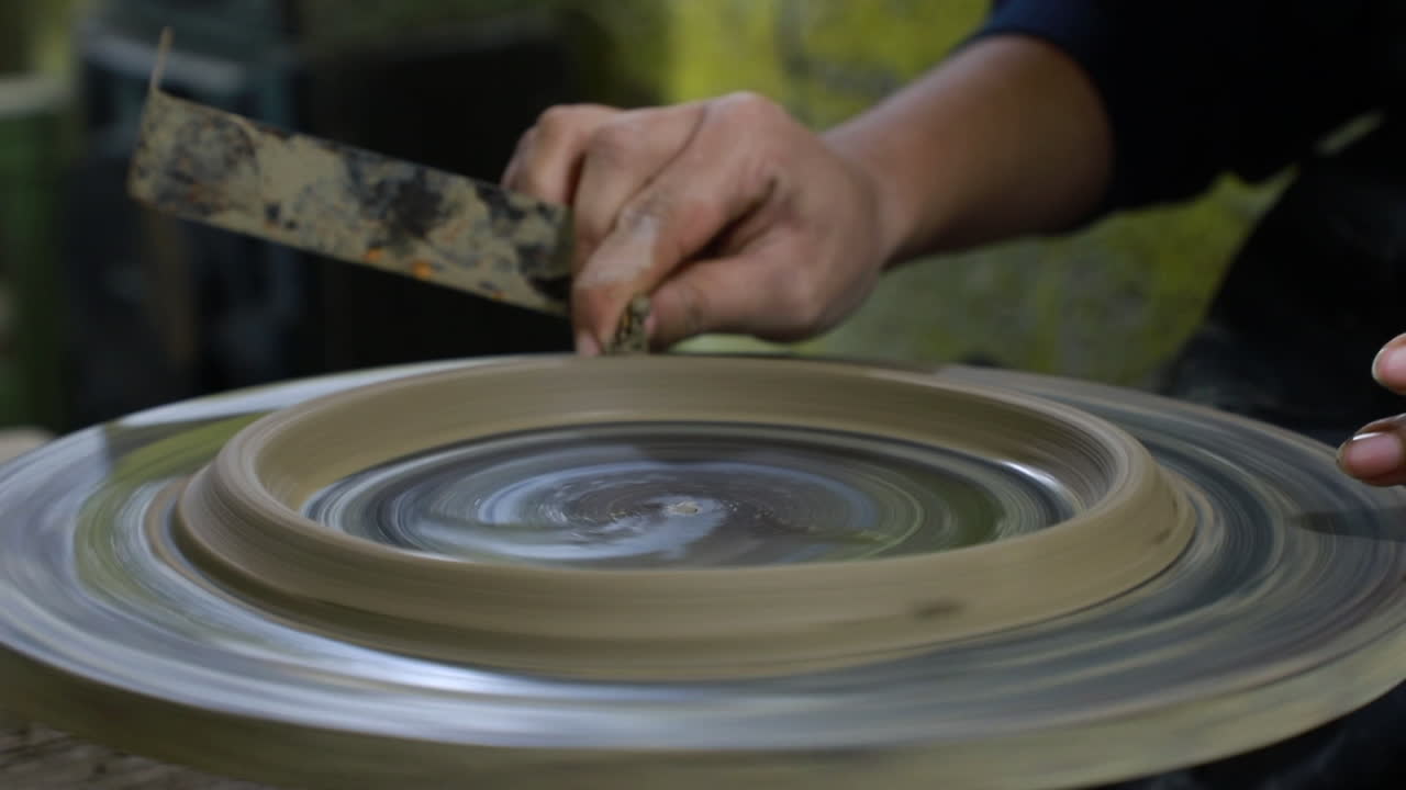 멕시코 의 장인 은 둥근 점토 형상 을 형성 하고 있다