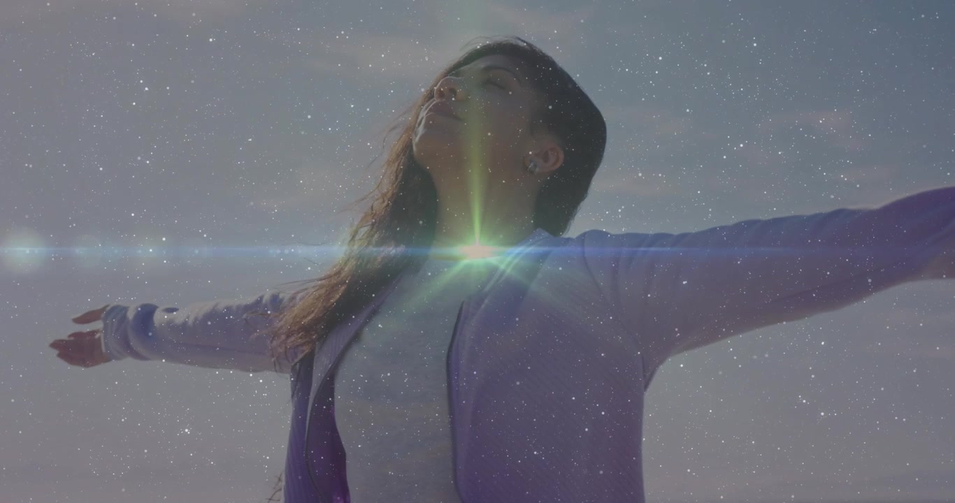 Mujer abriendo los brazos al cielo, gesto que provoca estrellas y una fina banda de luz en el pecho para la salud