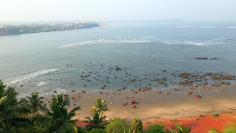 Reis-Magos-Iglesia-Fort-Goa-India-Disparo-De-Drone-Cocoa-Beach-Panjim-Goa-Cinematic-Shot-India-Panjim-Puente-Río-Mandovi