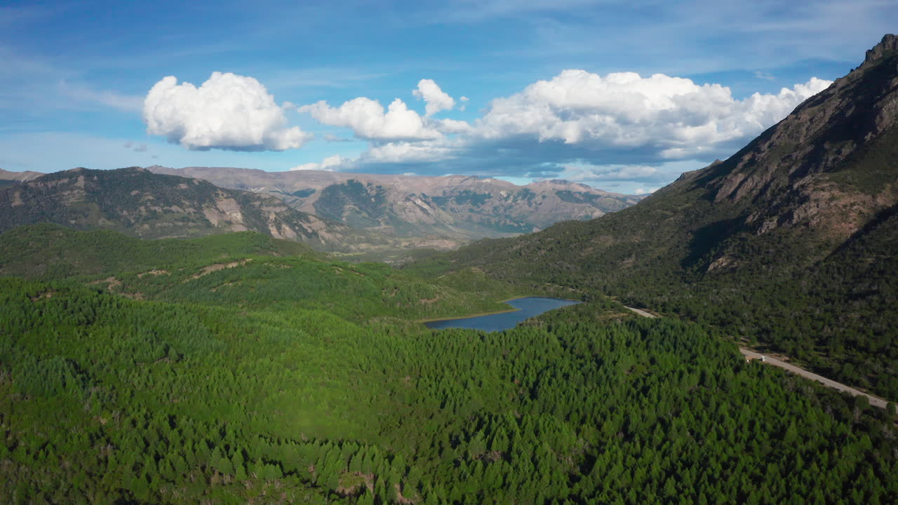 Ande, foresta verde, lago e cielo nuvoloso, ripresa aerea frontale.