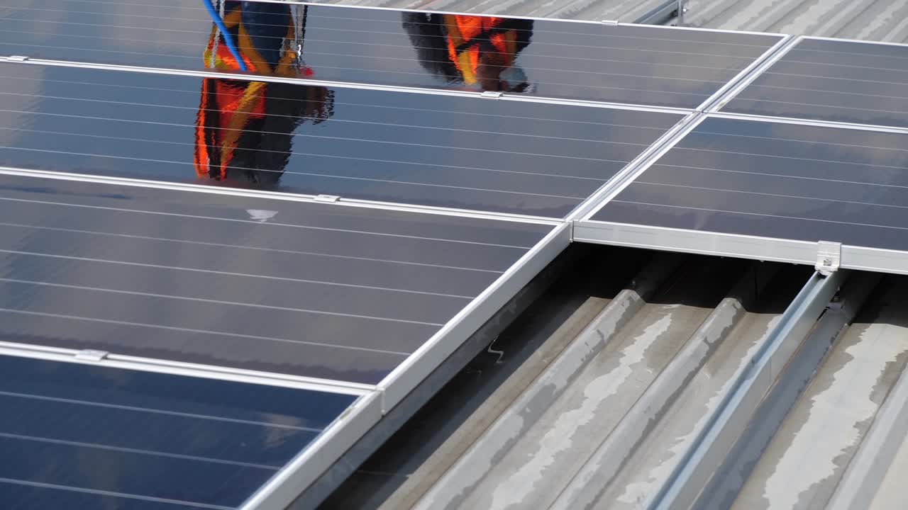 reflejo del trabajador en el panel de células solares