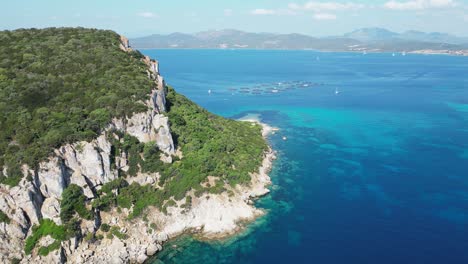 isla figarolo, rodeada por el mar mediterráneo azul turquesa en cerdeña, italia - antena 4k