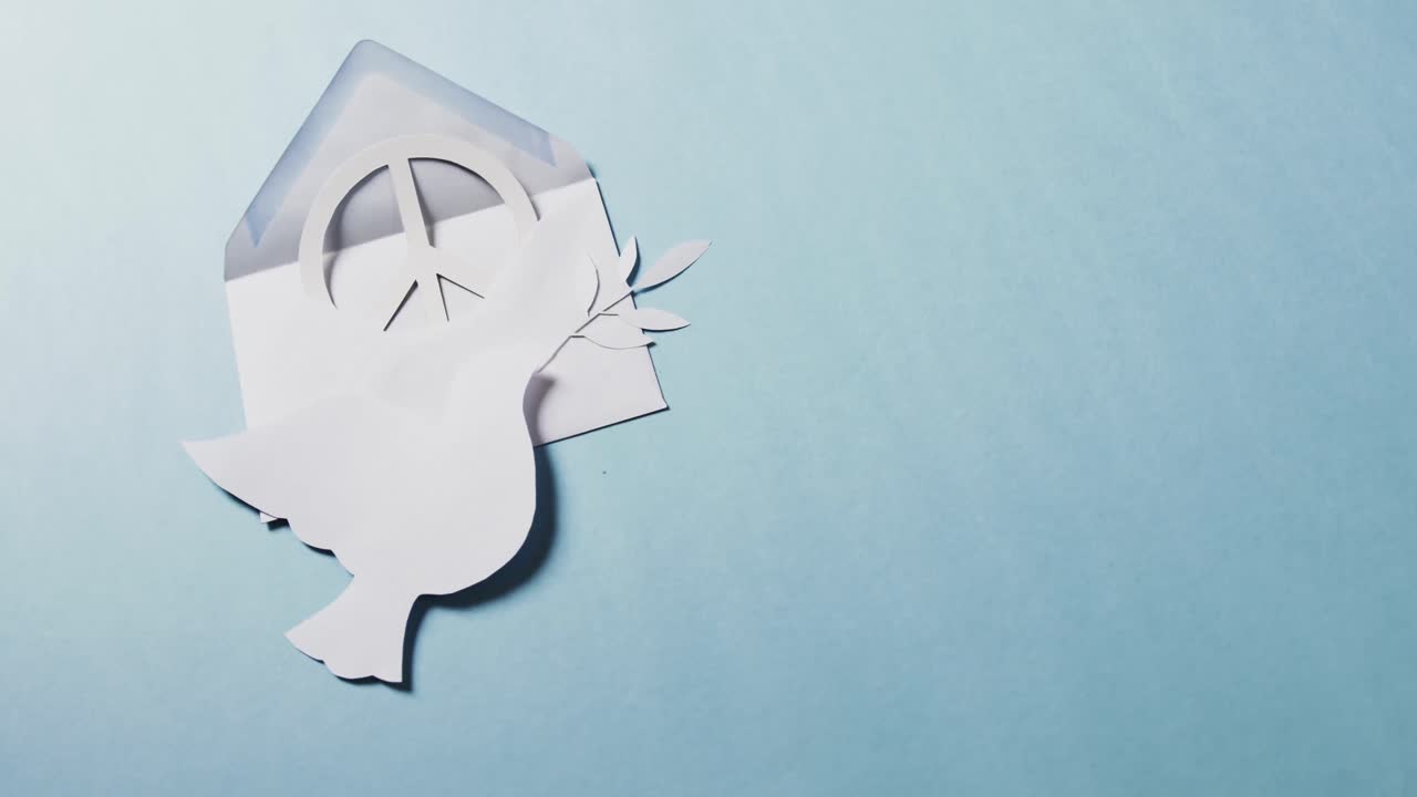 잎,  ⁇ 색 평화 표지, 봉투 및 파란색 배경에 복사 공간과 함께  ⁇  비둘기의 클로즈업