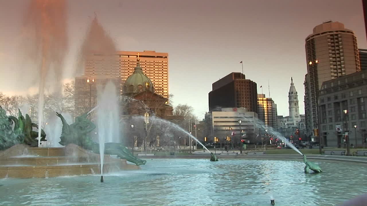 Las fuentes del centro de Filadelfia con el ayuntamiento de fondo 1