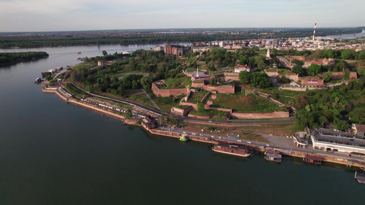 Belgrado, Servië. Hoge overzichtelijke drone-opname vanuit de lucht van Kalemegdan met de rivieren Sava en Donau, 4K.