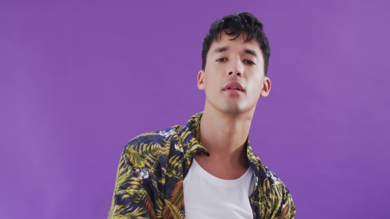 보라색 바탕 에 혼자 포즈 를 취하고 있는 행복 한 양색 남자 의 초상화