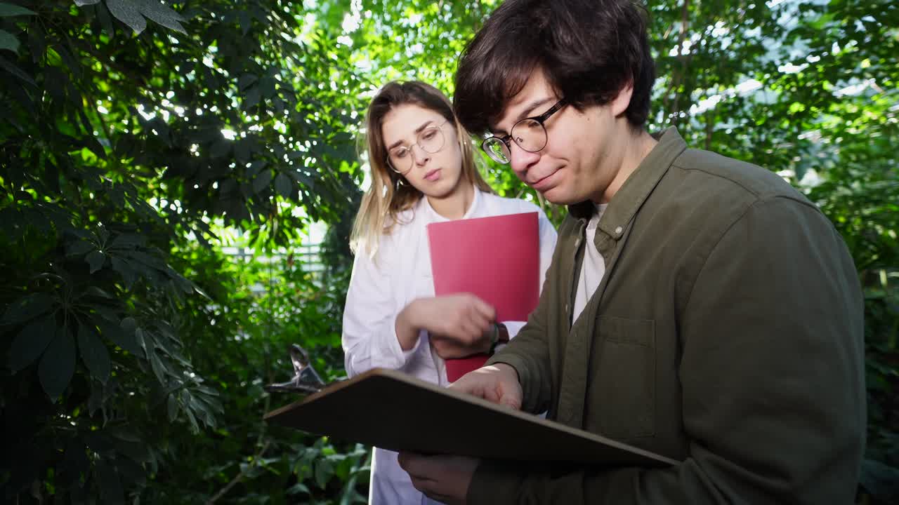 científicos estudiando plantas en un invernadero