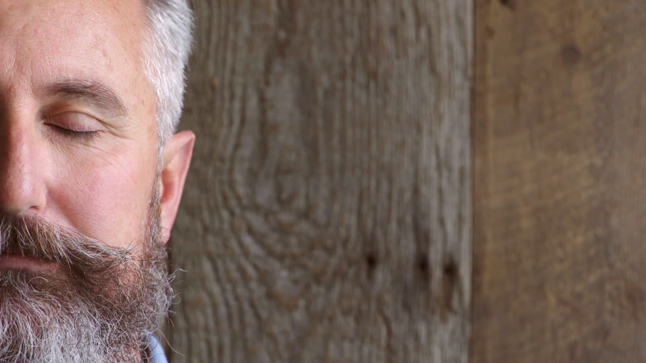 retrato de un hombre mirando fijamente y parpadeando contra