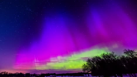 Bunte-Aurora-Borealis-Ausbruch-An-Einem-Sternenhimmel-In-Der-Abenddämmerung-In-Der-Winterlandschaft