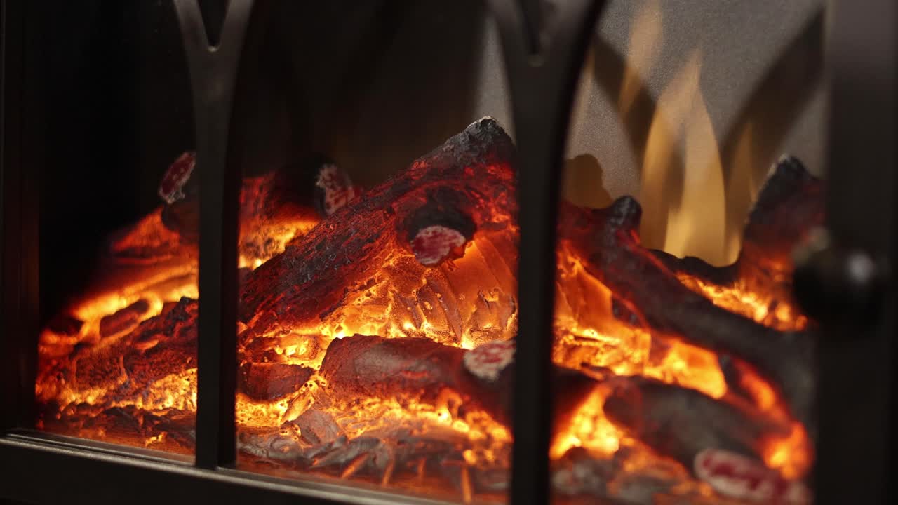 una secuencia que muestra una chimenea ardiendo constantemente