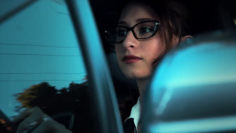 Attractive-Caucasian-business-woman-in-a-parked-car,-she-drives-away---close-up