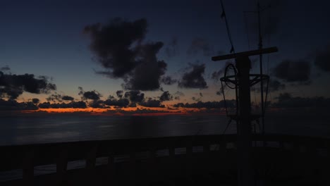 Schiff-Auf-See-Sonnenuntergang-Sonnenaufgang-Wolken-Ruhe-Schiffssilhouette-Bewegt-Zeitraffer-Schiff-Abend-Übergang