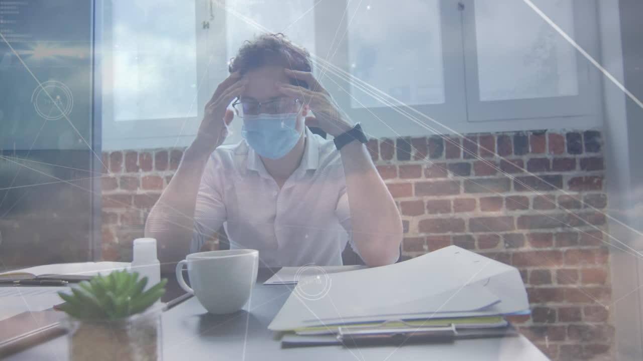 анимация сети связей над бизнесменом в офисе