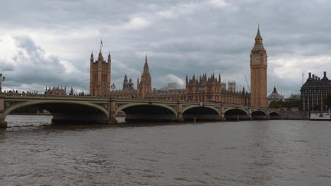 Casas-Del-Parlamento-Y-El-Puente-De-La-Ciudad-De-Westminster,-Big-Ben,-Castillo,-Abadía-Y-Río-Támesis-En-Londres,-Inglaterra-En-2022-Con-Pájaros-Volando