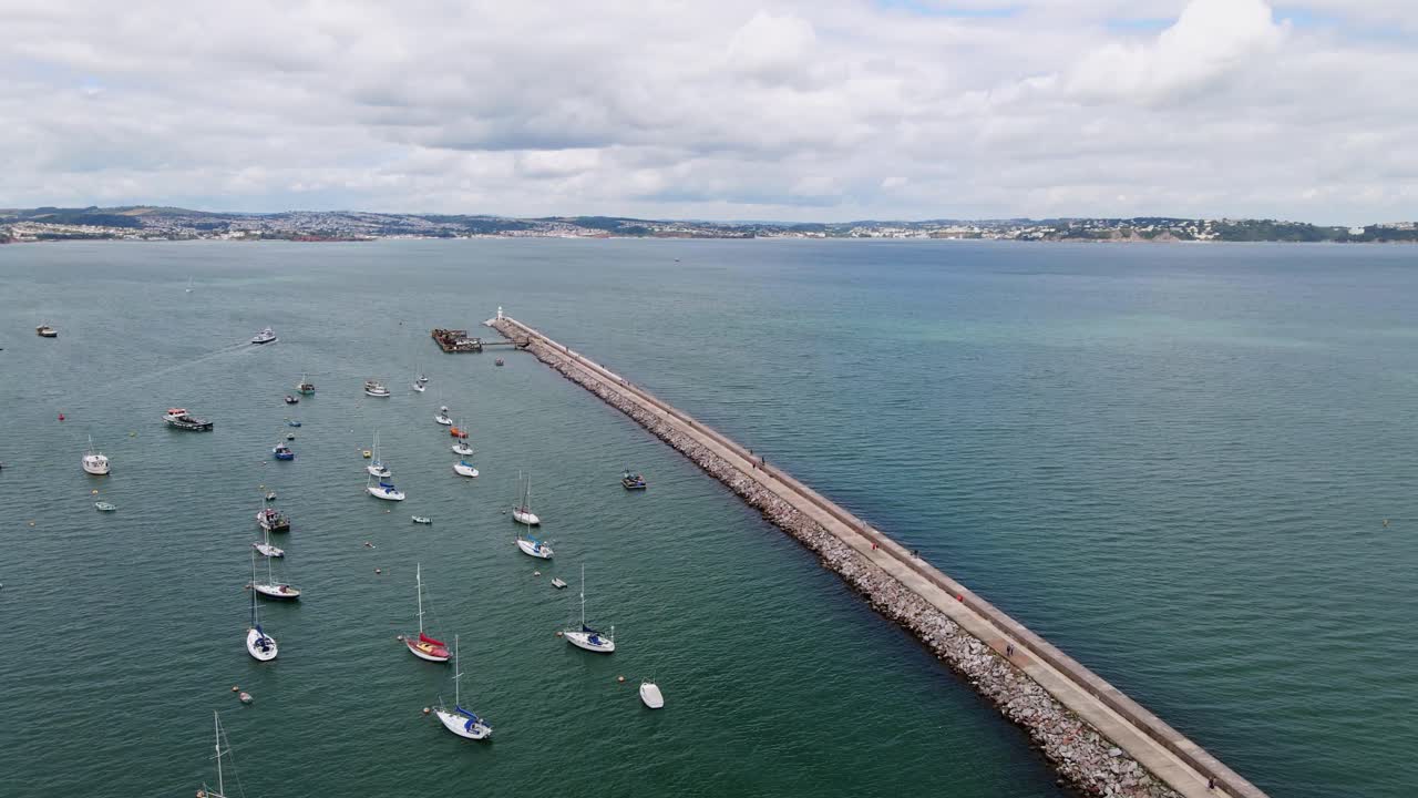 barcos en el puerto deportivo de brixham, devon, reino unido - establecimiento de drones aéreos