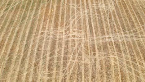 vista aérea de las huellas de los neumáticos en un campo agrícola en aveyron, francia