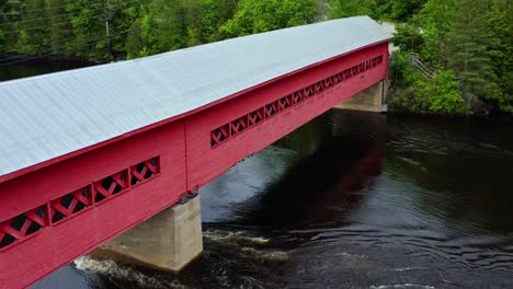 Primer-Plano-De-Un-Dron-De-Un-Puente-Cubierto-Histórico-Bien-Conservado-Ubicado-En-Wakefield,-Quebec,-Canadá