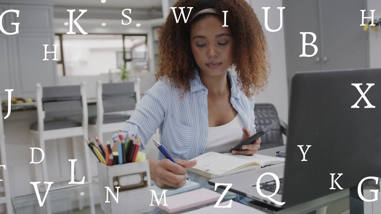 Donna che tocca lo smartphone e prende appunti per il lavoro a distanza, con lettere fluttuanti che guidano lo schermo del laptop.