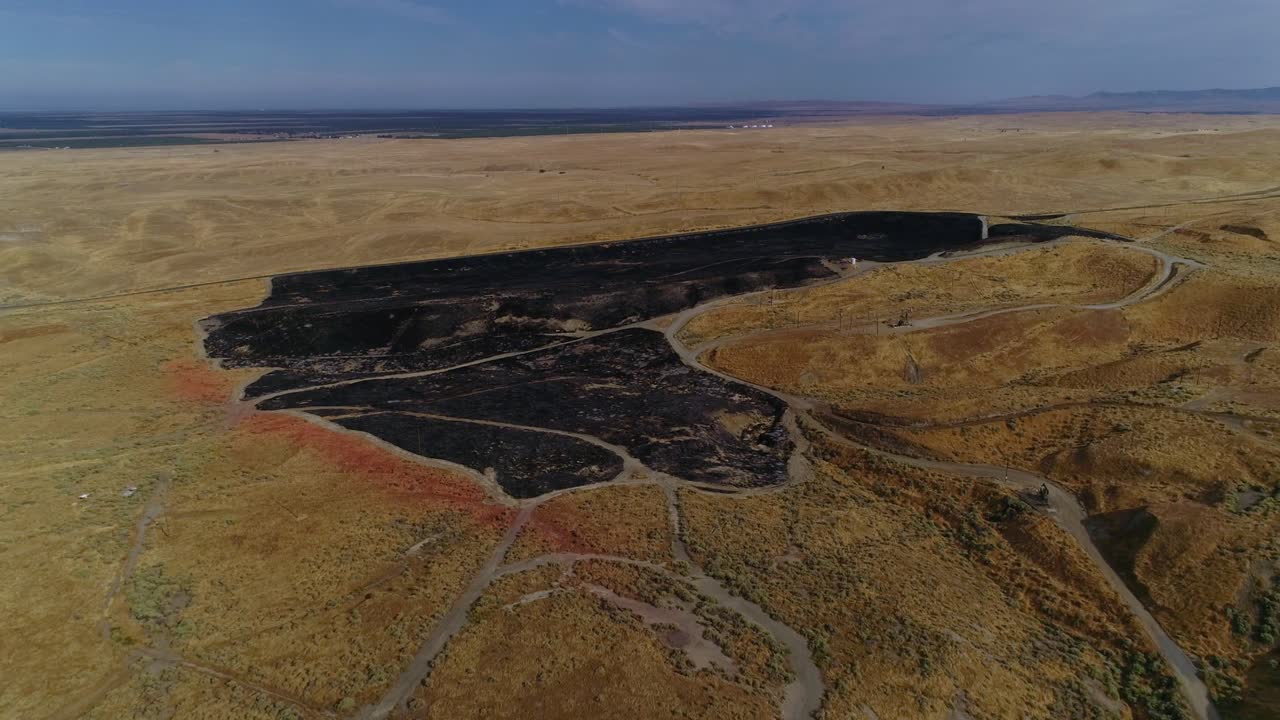 4k беспилотный самолет отступает с подъемом свежих ожогов от травяного пожара