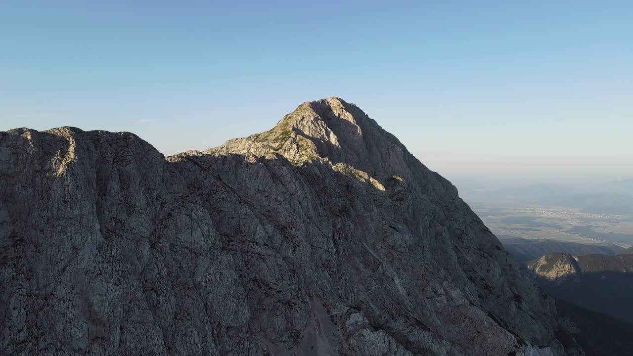 Splendidi filmati aerei di una cima montuosa sotto un cielo azzurro limpido