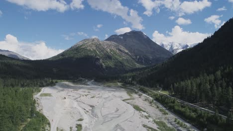 aerial de un valle de montaña con un río