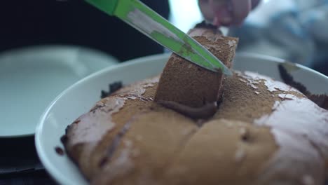 Ein-Brownie-Stück-Schneiden-Und-Auf-Einen-Teller-Legen