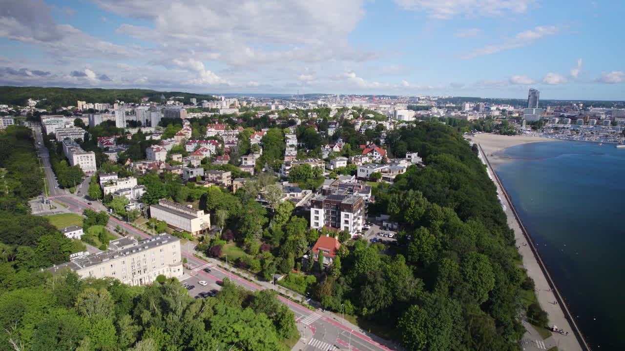 Vista panoramica aerea di appartamenti di lusso sul lungomare della città di Gdynia durante una giornata di sole - centro città sullo sfondo, Polonia