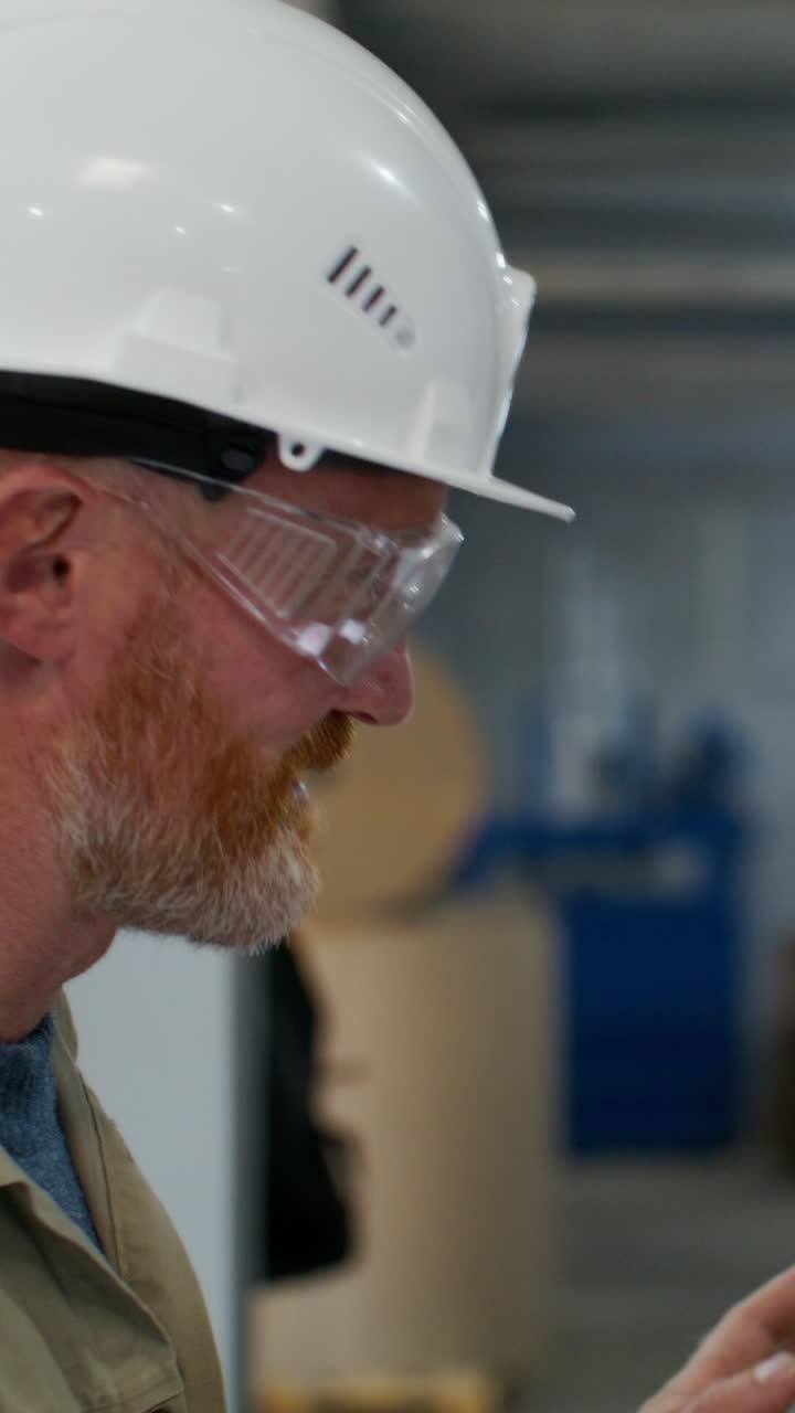 trabajador en un entorno industrial