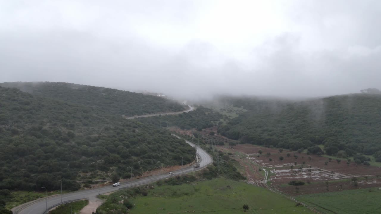 vista aérea del bosque brumoso en israel, katzir