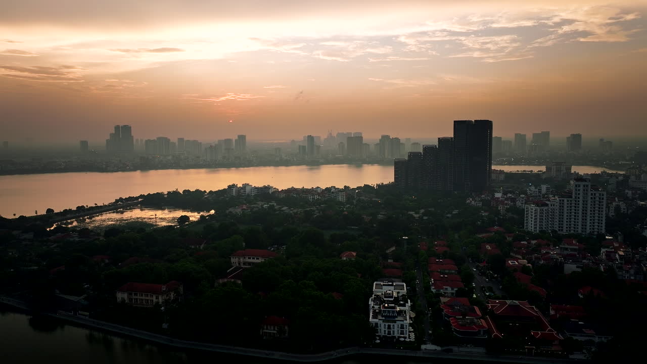 en el resplandor de ho tay, tanto de día como de noche, belleza atemporal, puro deleite