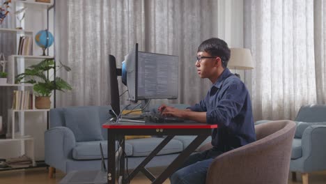 joven codificando en casa
