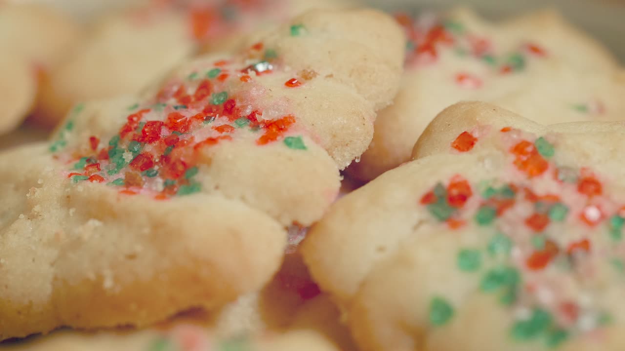 galletas de navidad en un plato girando en 4k