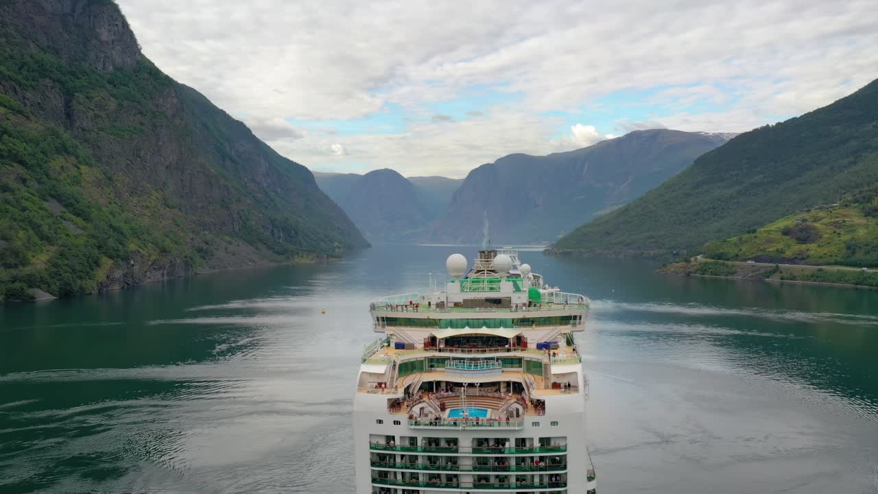 Navio de Cruzeiro Navegando por um Fiorde Norueguês Dramático