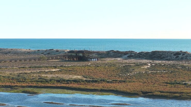 Vista aerea della laguna e della zona umida di Ria Formosa vicino a Quinta do Lago, Algarve