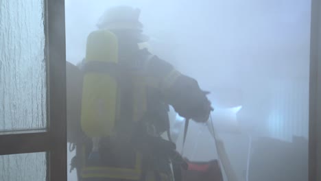 bombero alemán entra en la habitación llena de humo y neblina