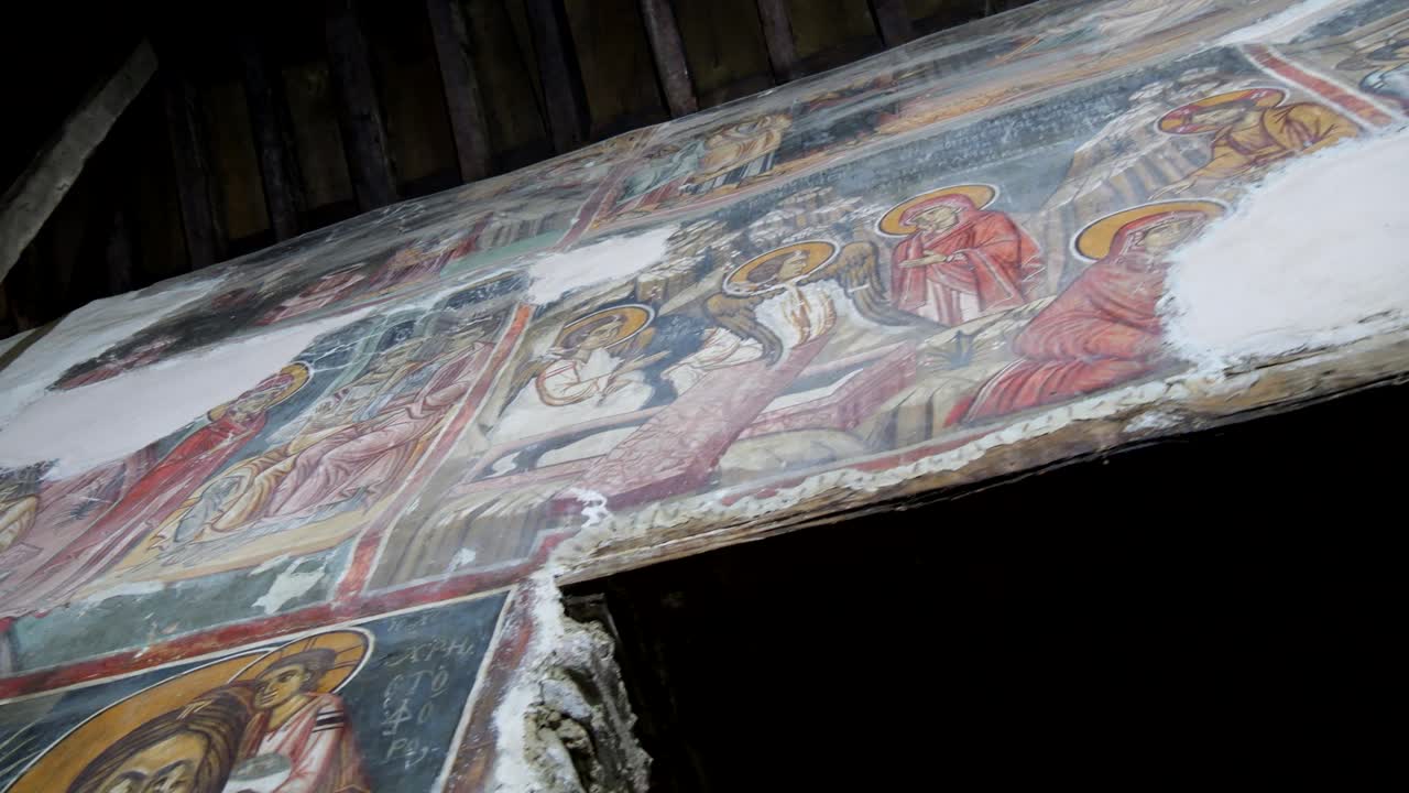 hermosos murales en el interior de una antigua iglesia ortodoxa en grecia