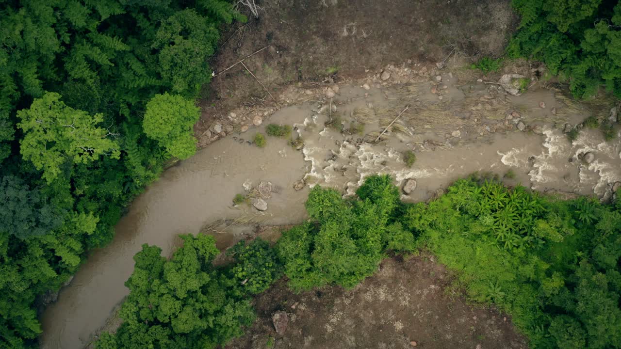 elevándose sobre el río pai