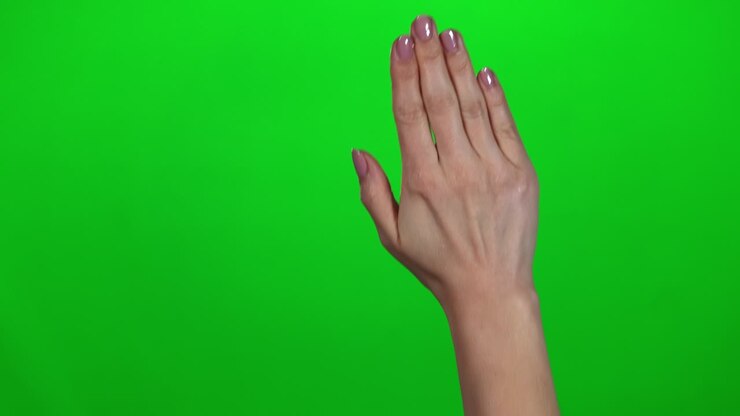 Set di 5 diversi gesti di pulizia dello schermo/finestra con la mano intera sulla mano di una donna su schermo verde